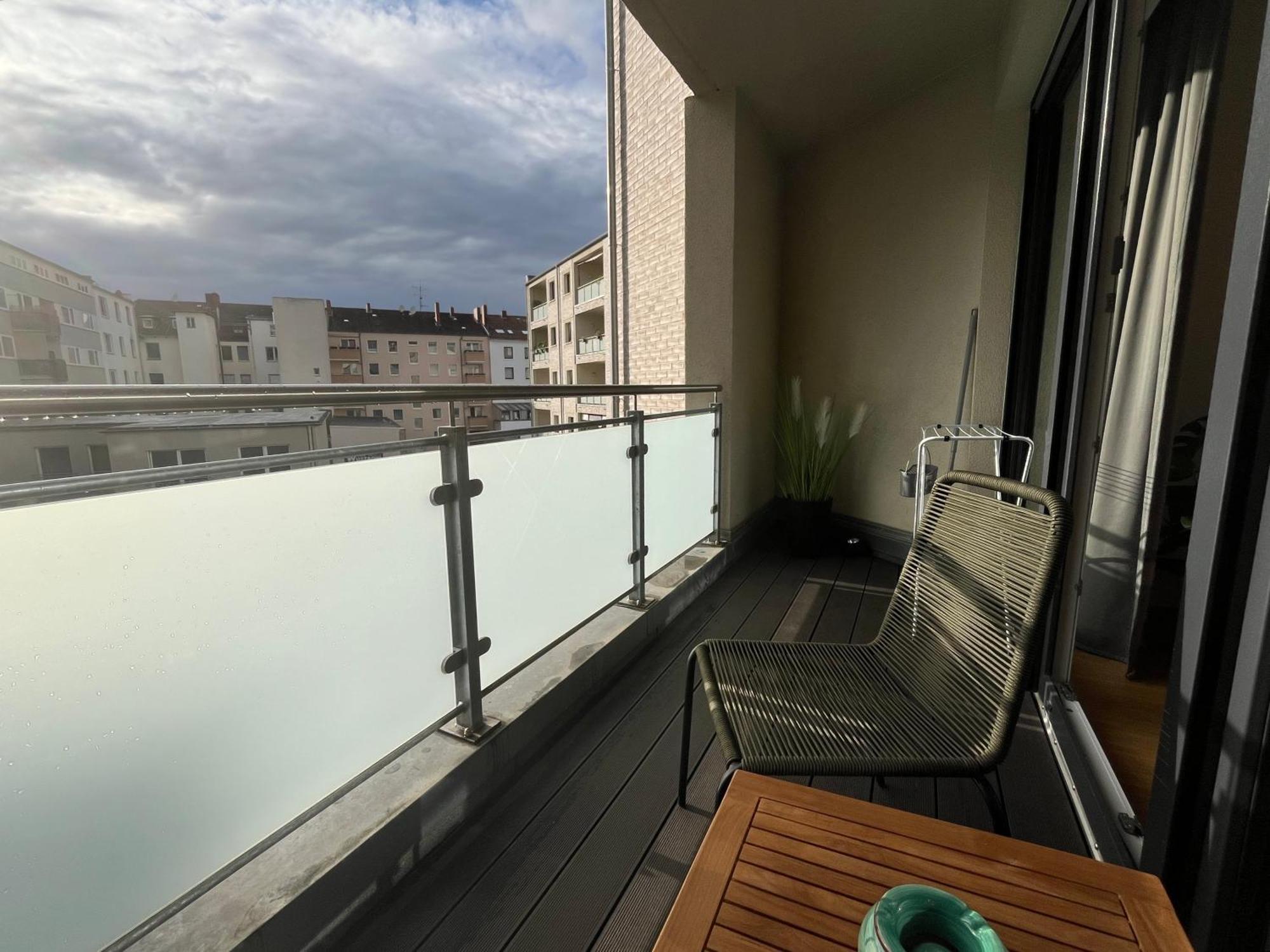 Apartment Modernes Mit Balkon Und Parkplatz Zentrum